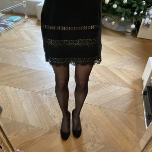 Jupe Sandro Noire ajourée rose poudré