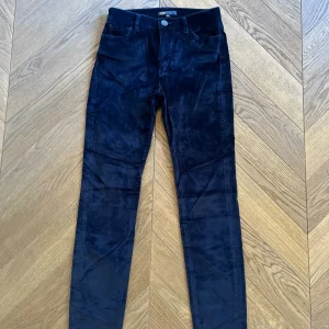 Pantalon Maje en velours bleu marine