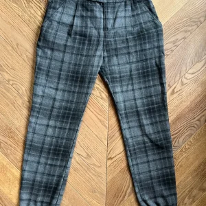 Pantalon Zara à carreaux gris bas froncé
