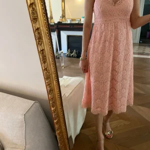 Robe Claudie Pierlot en dentelle rose