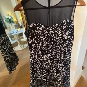 Robe Claudie Pierlot noire à fleurs blanches