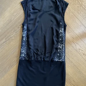 Robe Sandro en soie noire et dentelle