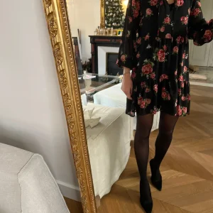 Robe Stradivarius noir à fleurs roses