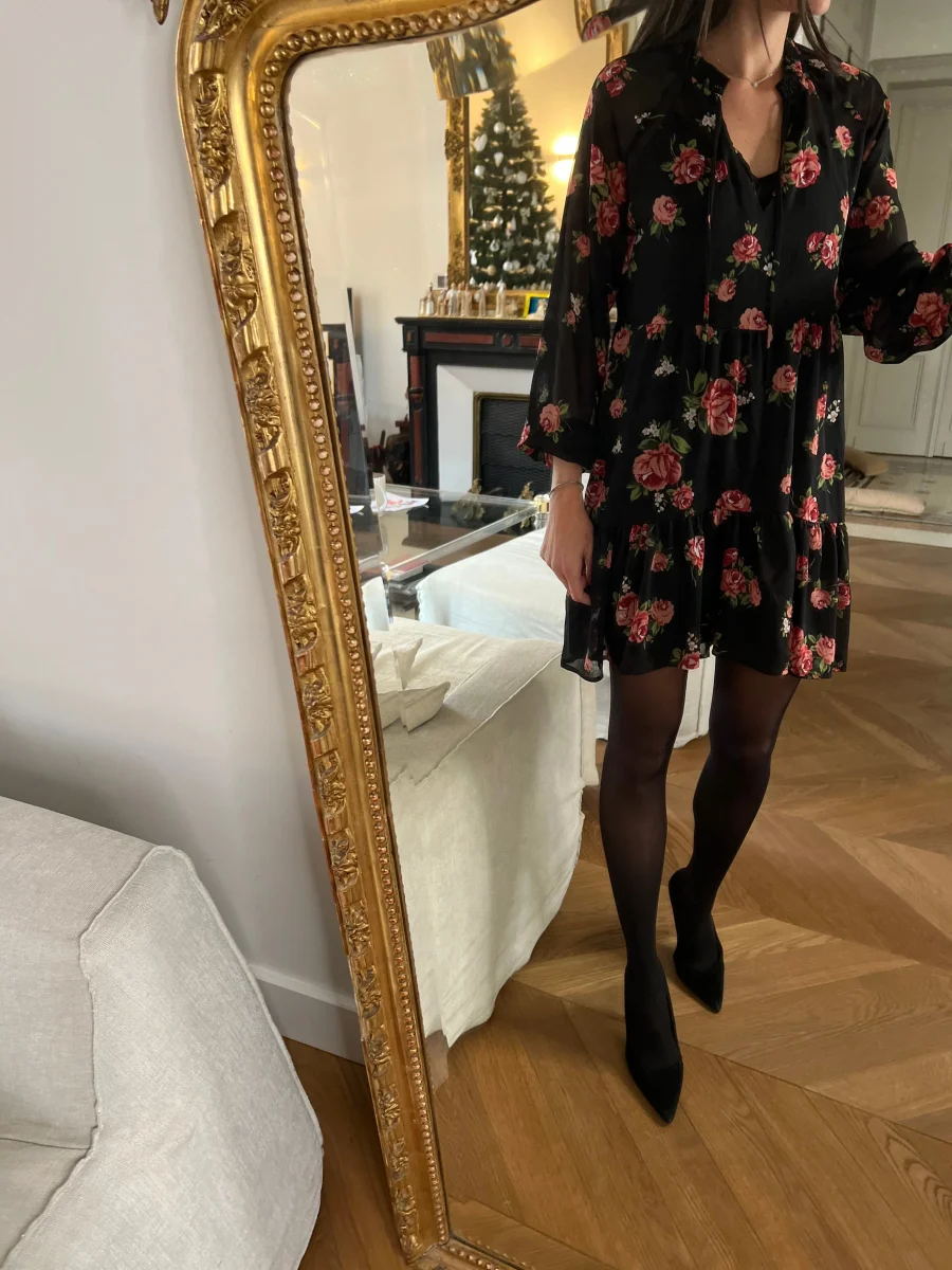 Robe Stradivarius noir à fleurs roses – Image 2