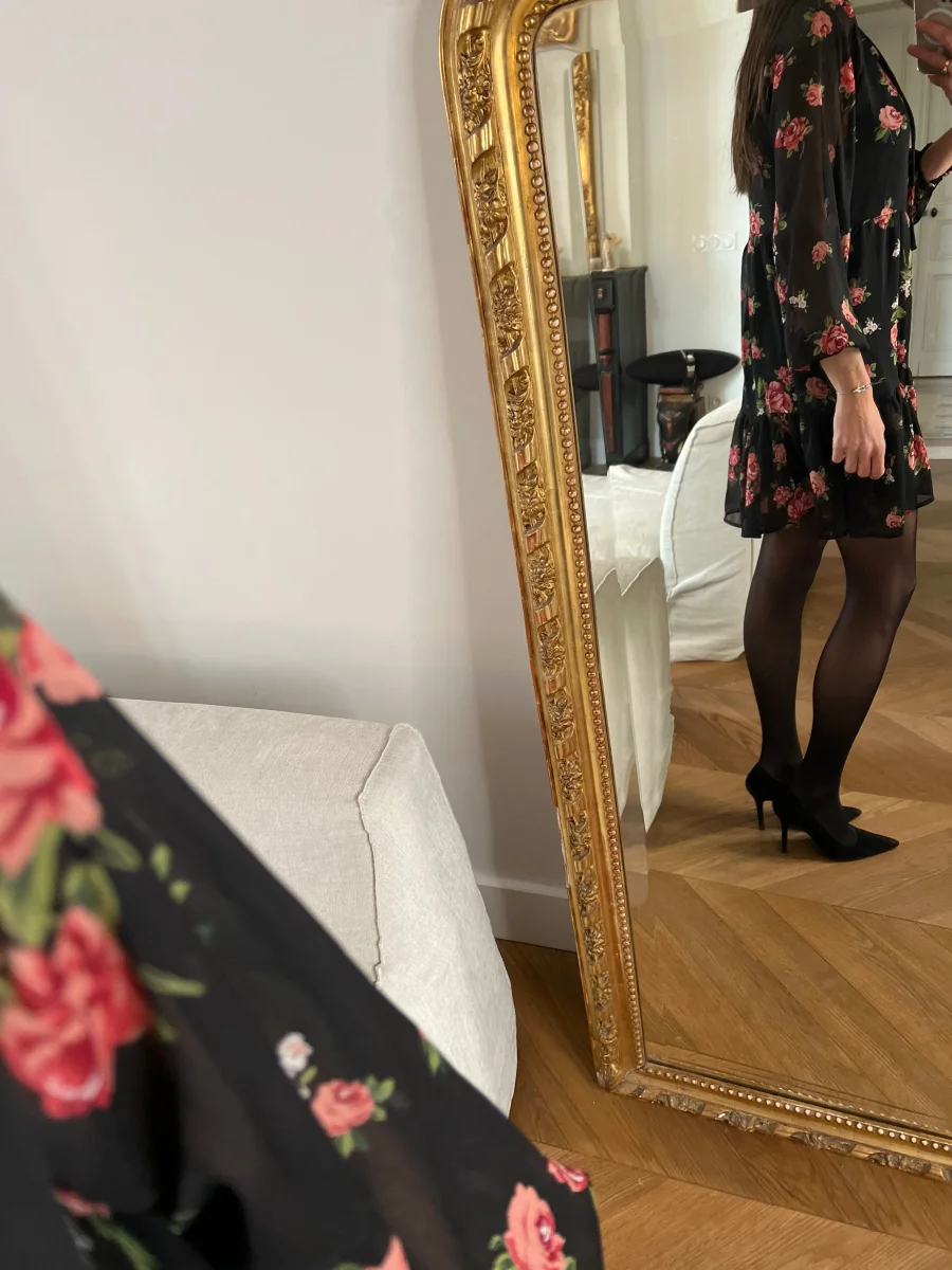 Robe Stradivarius noir à fleurs roses – Image 3