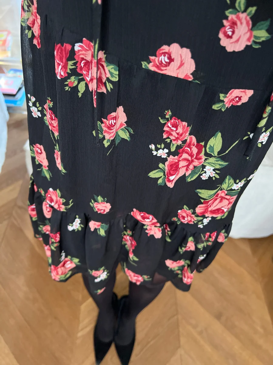 Robe Stradivarius noir à fleurs roses – Image 5