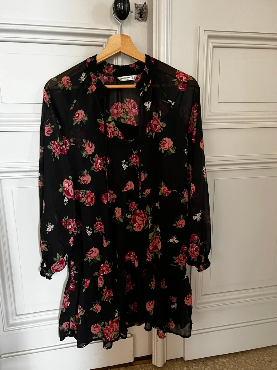Robe Stradivarius noir à fleurs roses – Image 6