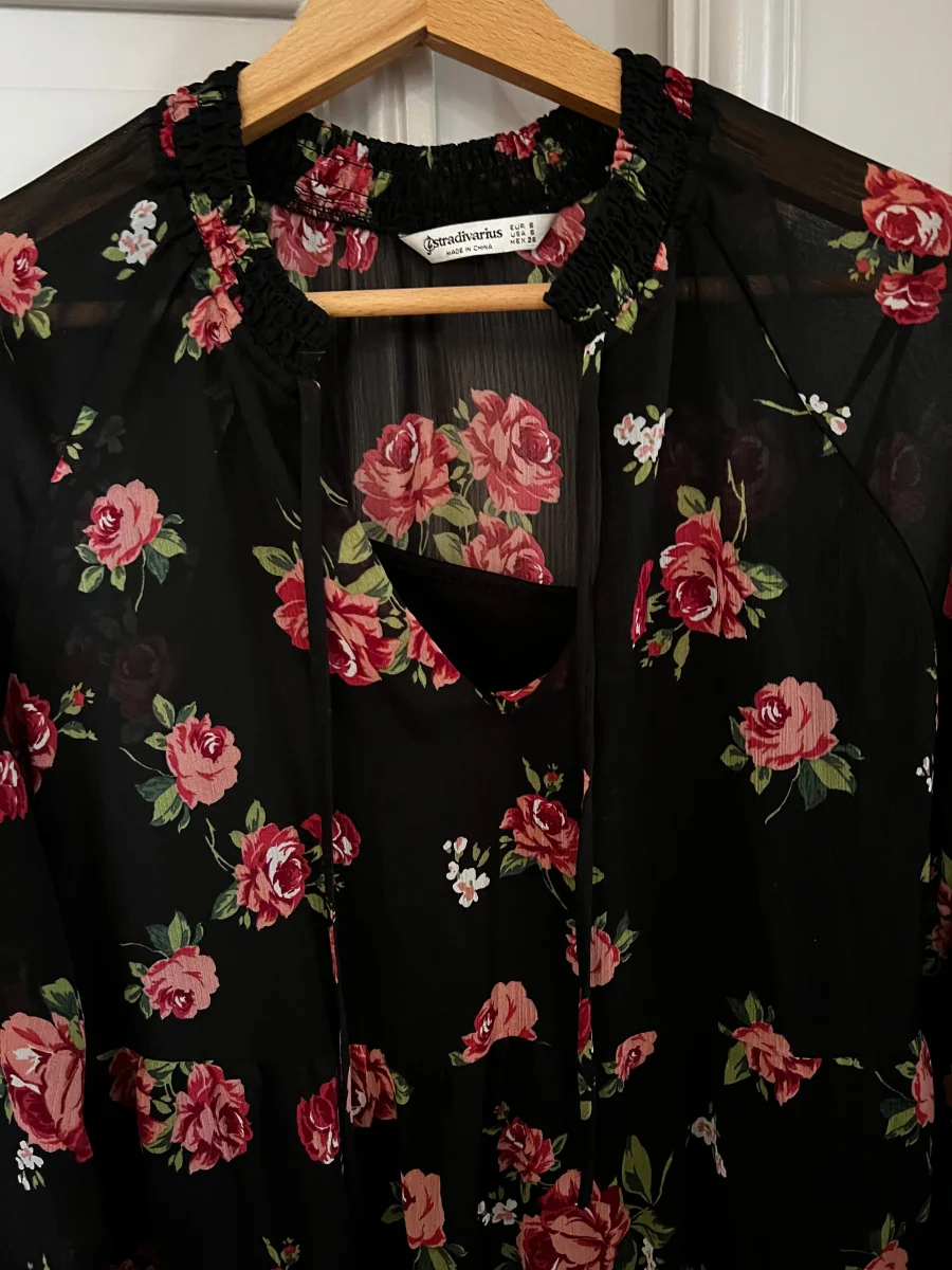 Robe Stradivarius noir à fleurs roses – Image 7