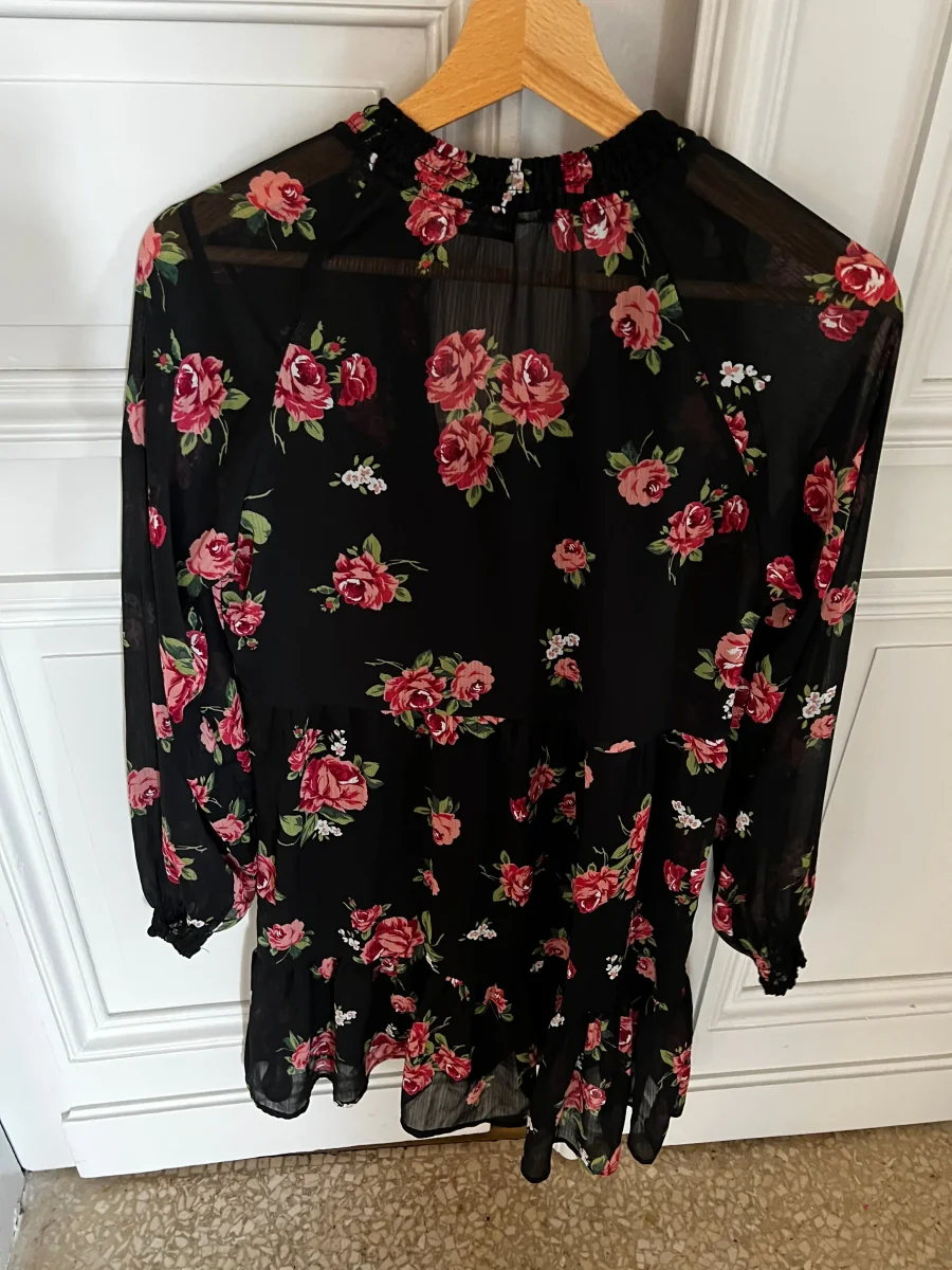 Robe Stradivarius noir à fleurs roses – Image 8