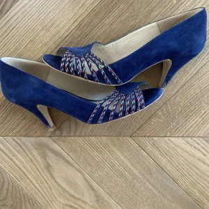 Sandales à talons Petite Mendigote en daim bleu nuit