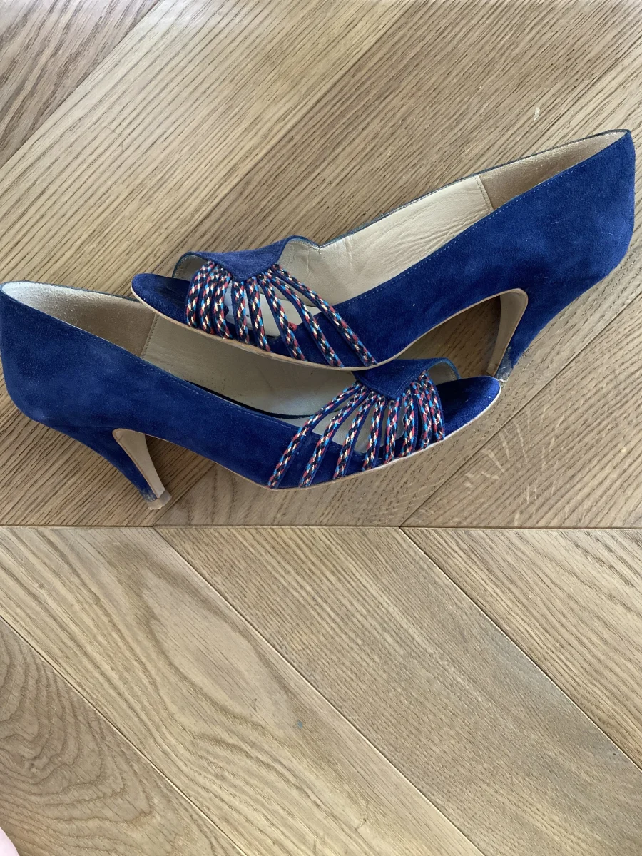 Sandales à talons Petite Mendigote en daim bleu nuit – Image 2