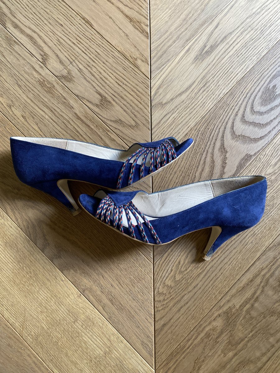 Sandales à talons Petite Mendigote en daim bleu nuit – Image 3