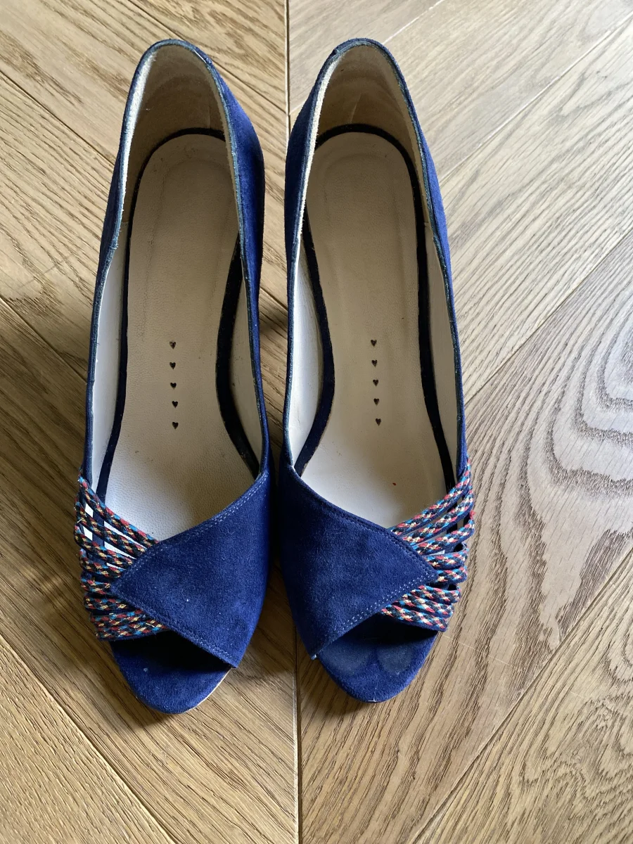 Sandales à talons Petite Mendigote en daim bleu nuit – Image 4