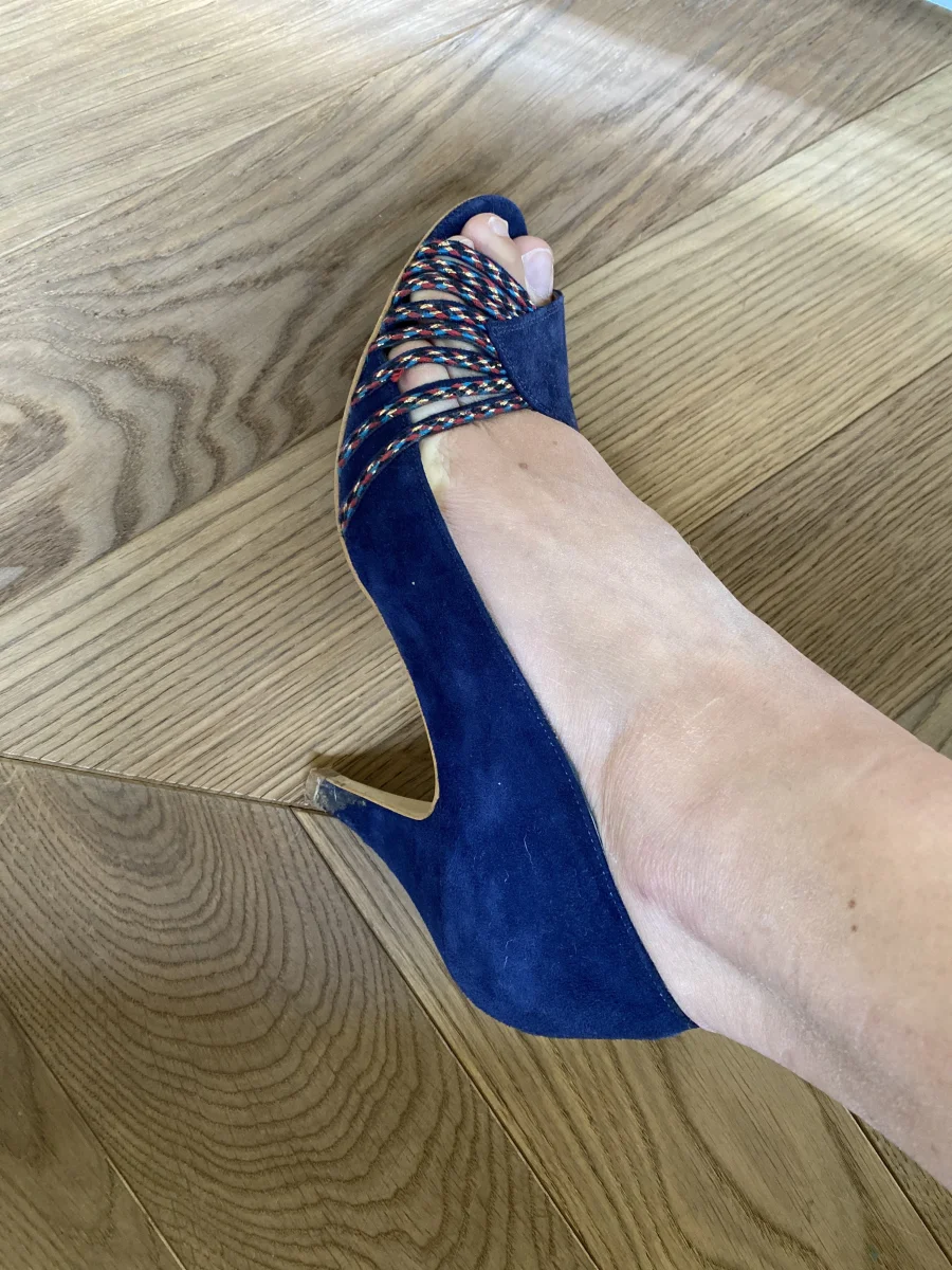 Sandales à talons Petite Mendigote en daim bleu nuit – Image 5