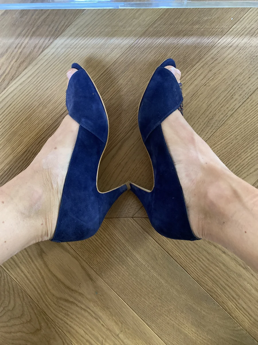 Sandales à talons Petite Mendigote en daim bleu nuit – Image 6