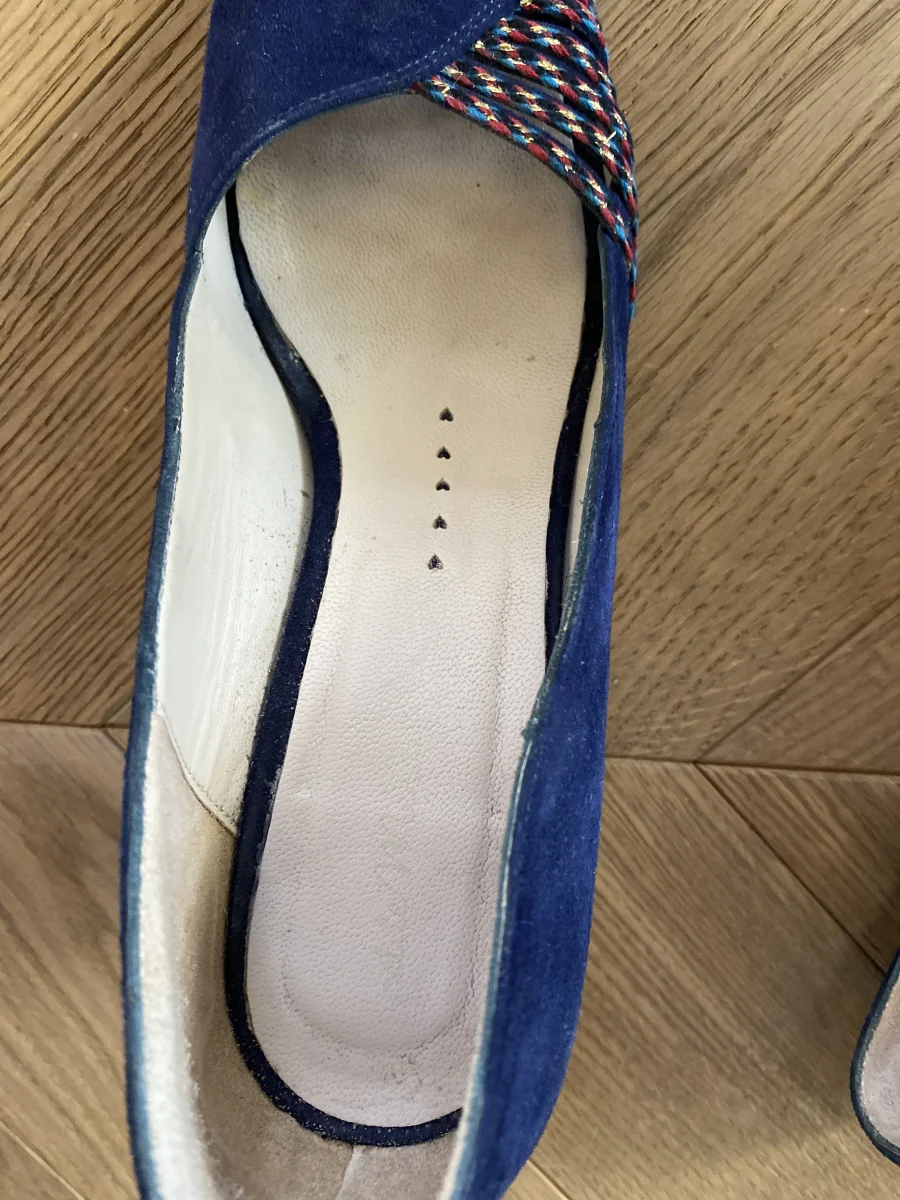 Sandales à talons Petite Mendigote en daim bleu nuit – Image 7