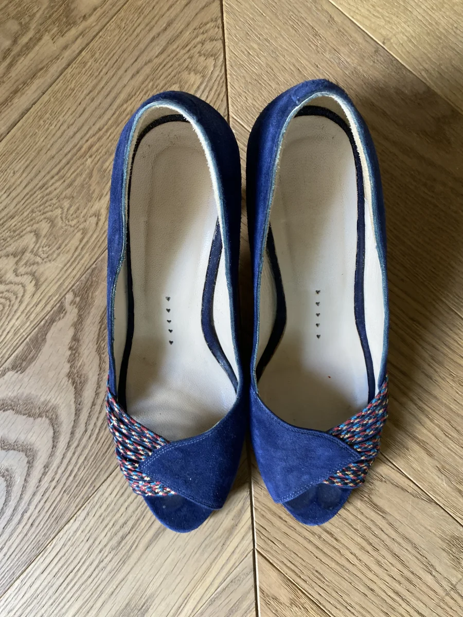 Sandales à talons Petite Mendigote en daim bleu nuit – Image 9