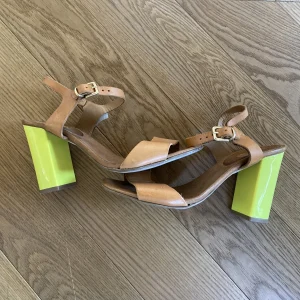 Sandales Minelli à talons fluos