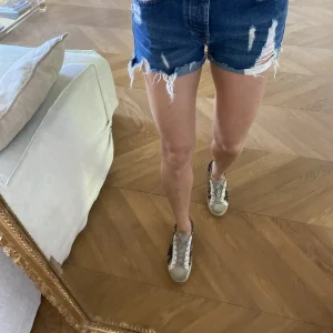 Short en jean Mango brut et déchiré