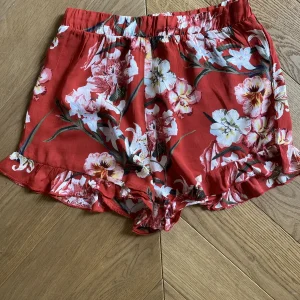 Short PullBear à fleurs rouges