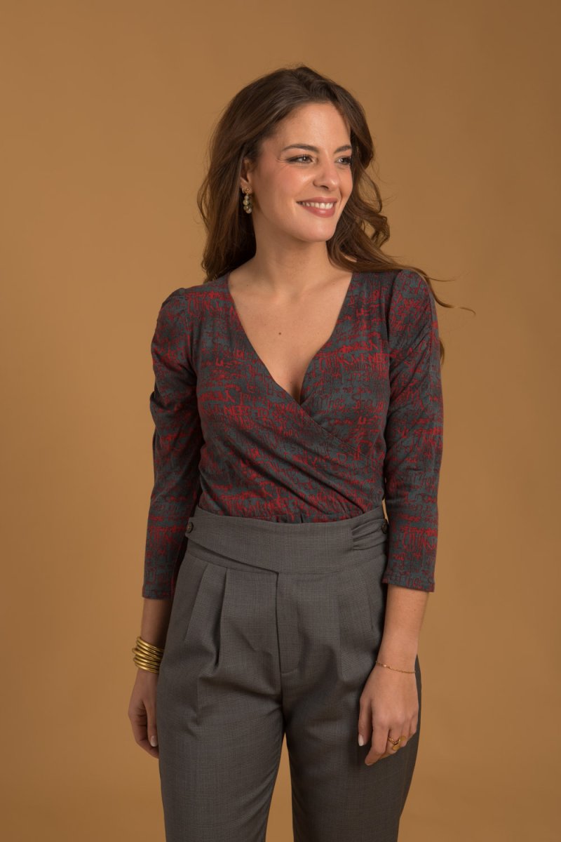 Anaïs – Top gris imprimé rouge femme Made-in-France – Image 2