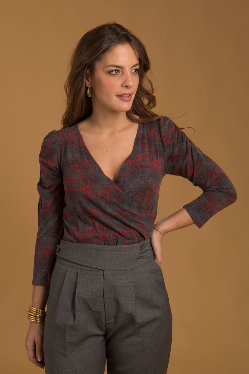 Anaïs – Top gris imprimé rouge femme Made-in-France – Image 3