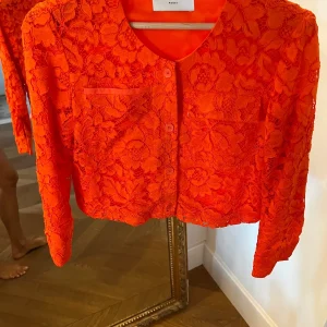 Veste Sandro dentelle rouge corail